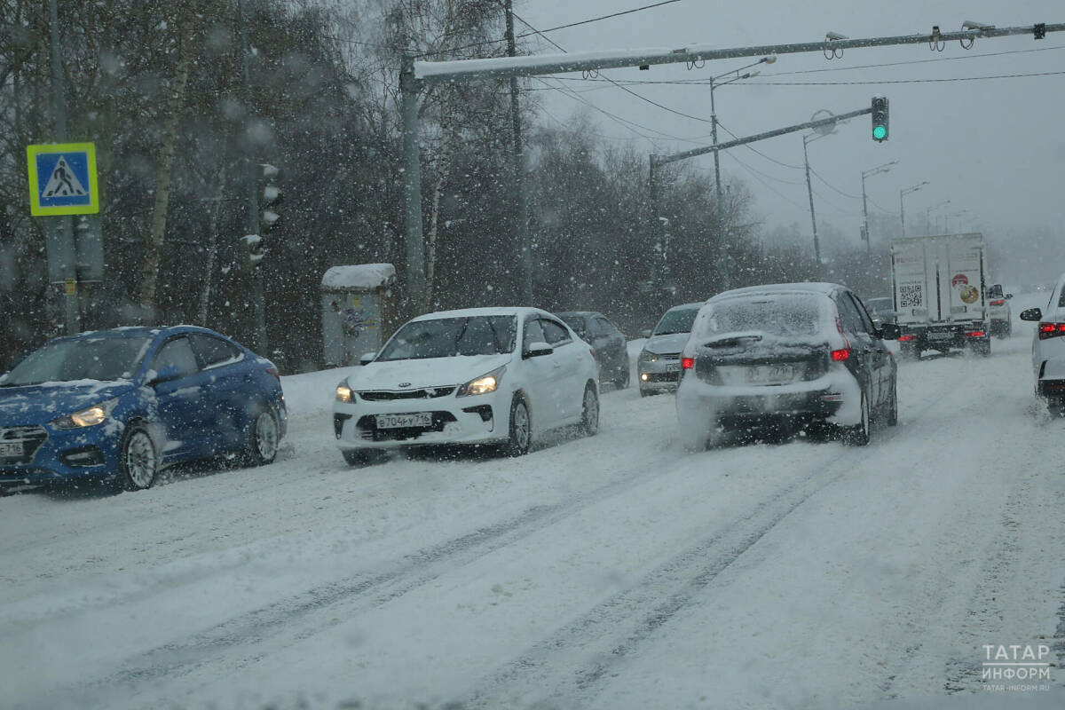 Татарстанцев предупредили о метели и ухудшении видимости на дорогах