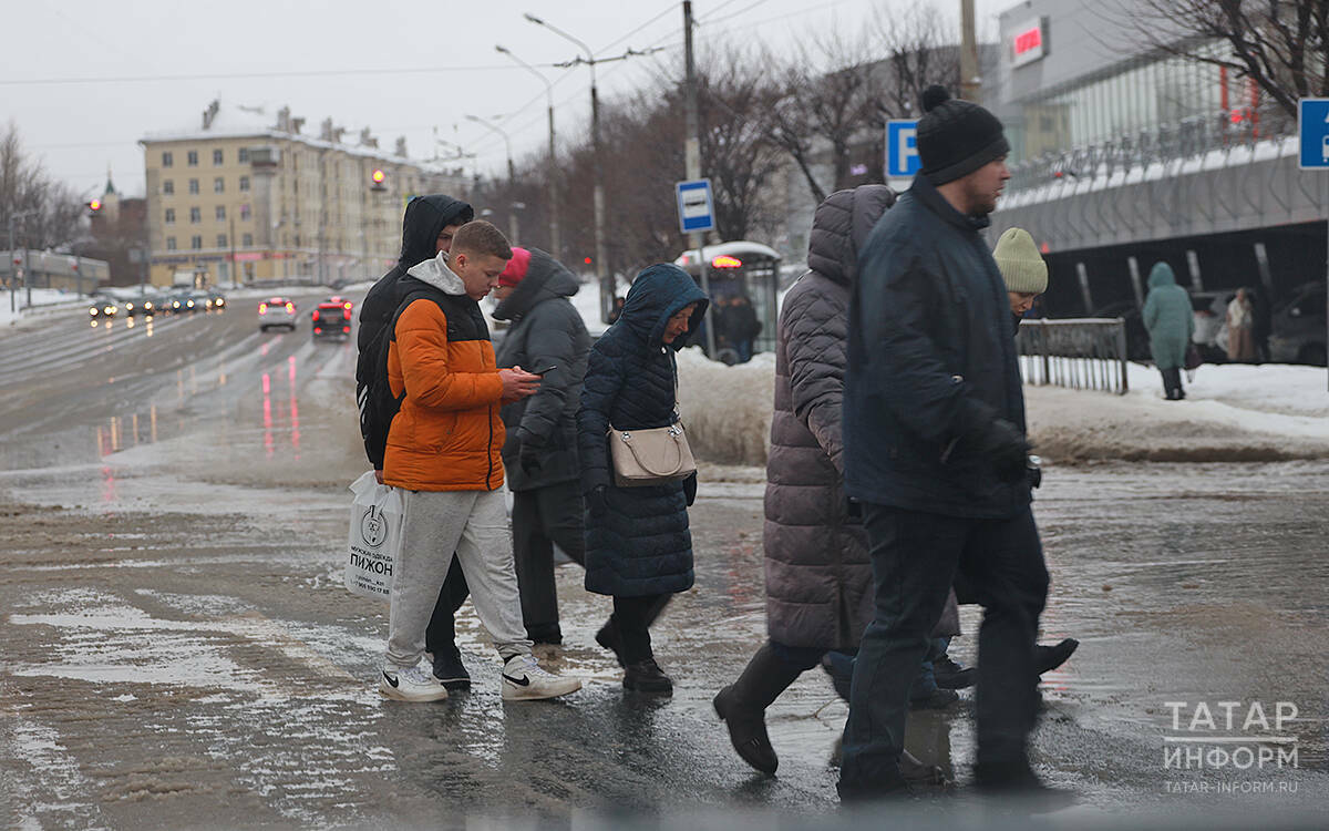 «Не жалейте реагентов!»: как Казань борется со скользкими тротуарами и сосульками