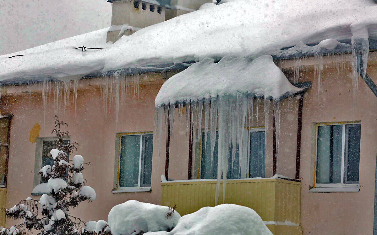«Из дома выйти невозможно»: кому жаловаться на скользкие дороги и висящие с крыш сосульки