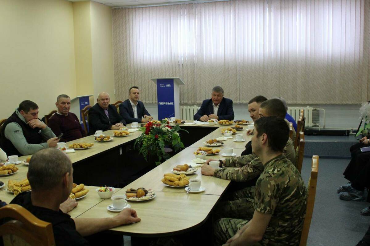 «Должны чувствовать надежный тыл»: глава Новошешминска встретился с бойцами СВО