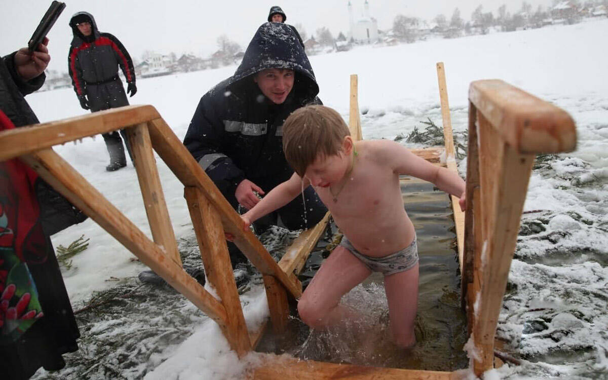 «Не настаиваем и надеемся на благоразумие»: МЧС, врачи и священники о крещенских купаниях