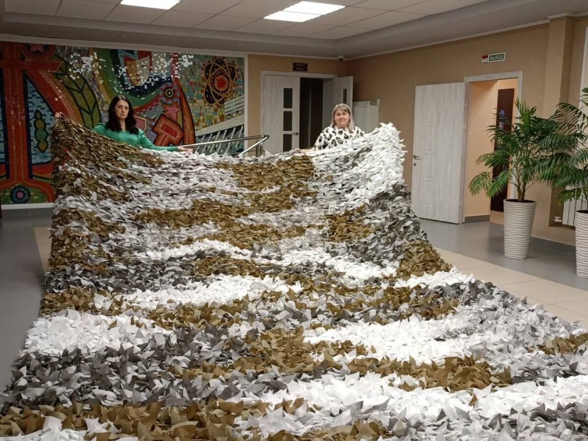 «Спасет бесценные человеческие жизни»: менделеевцы плетут маскировочные сети