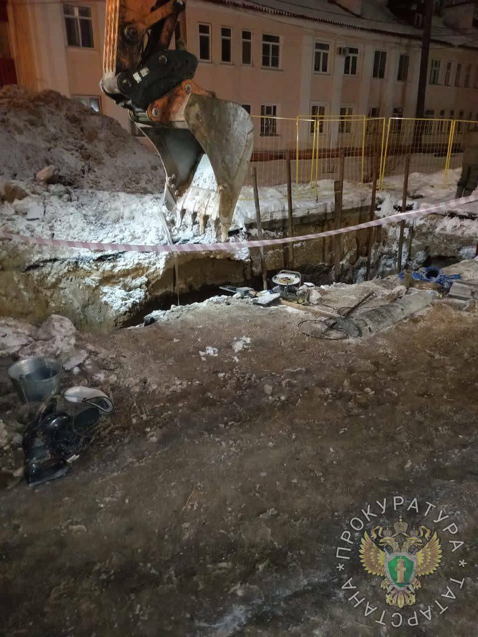 В Казани во время ремонта водопровода рабочих завалило землей, один погиб
