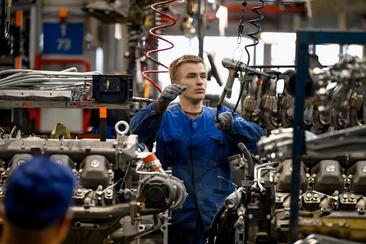 Студенты из 13 регионов приехали в Челны, чтобы собирать «КАМАЗы»