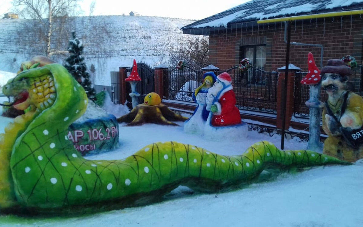 Почтальон Печкин, змеи и сказочные мухоморы: выбираем лучший зимний двор в Татарстане