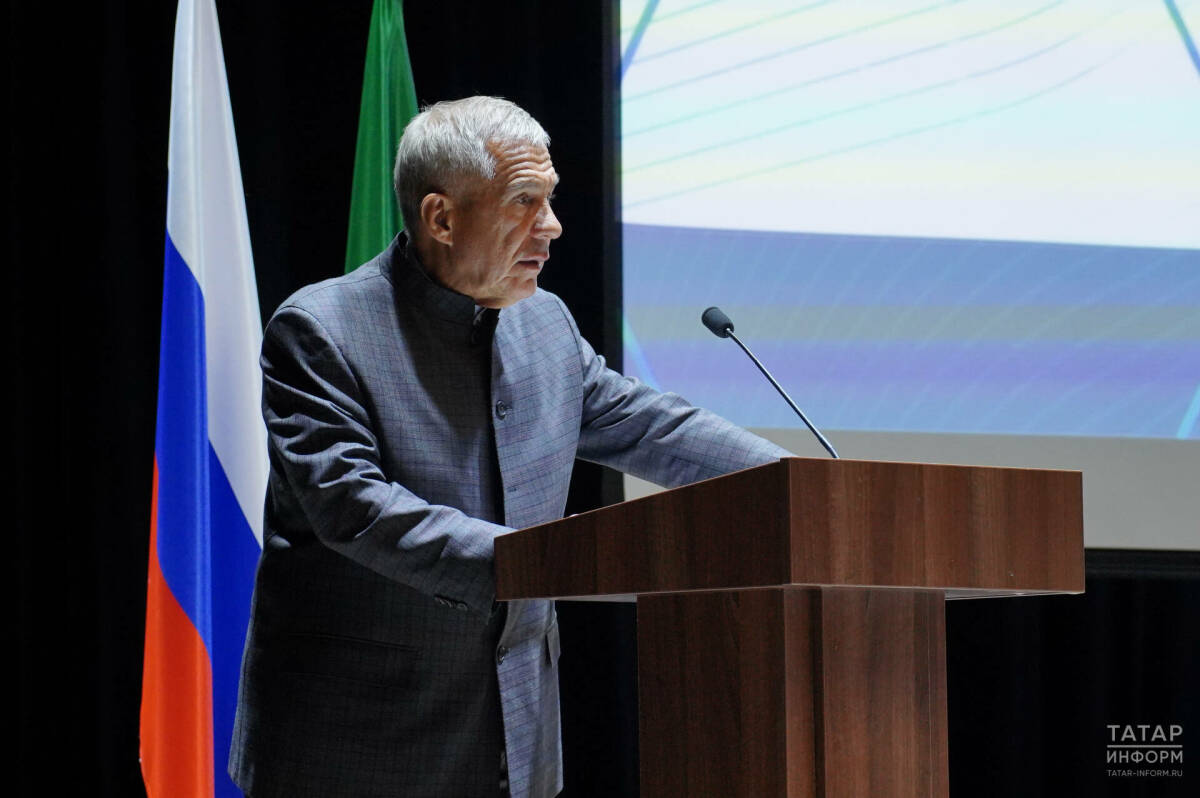 Рустам Минниханов поручил принять программу по решению проблемы демографии в Татарстане