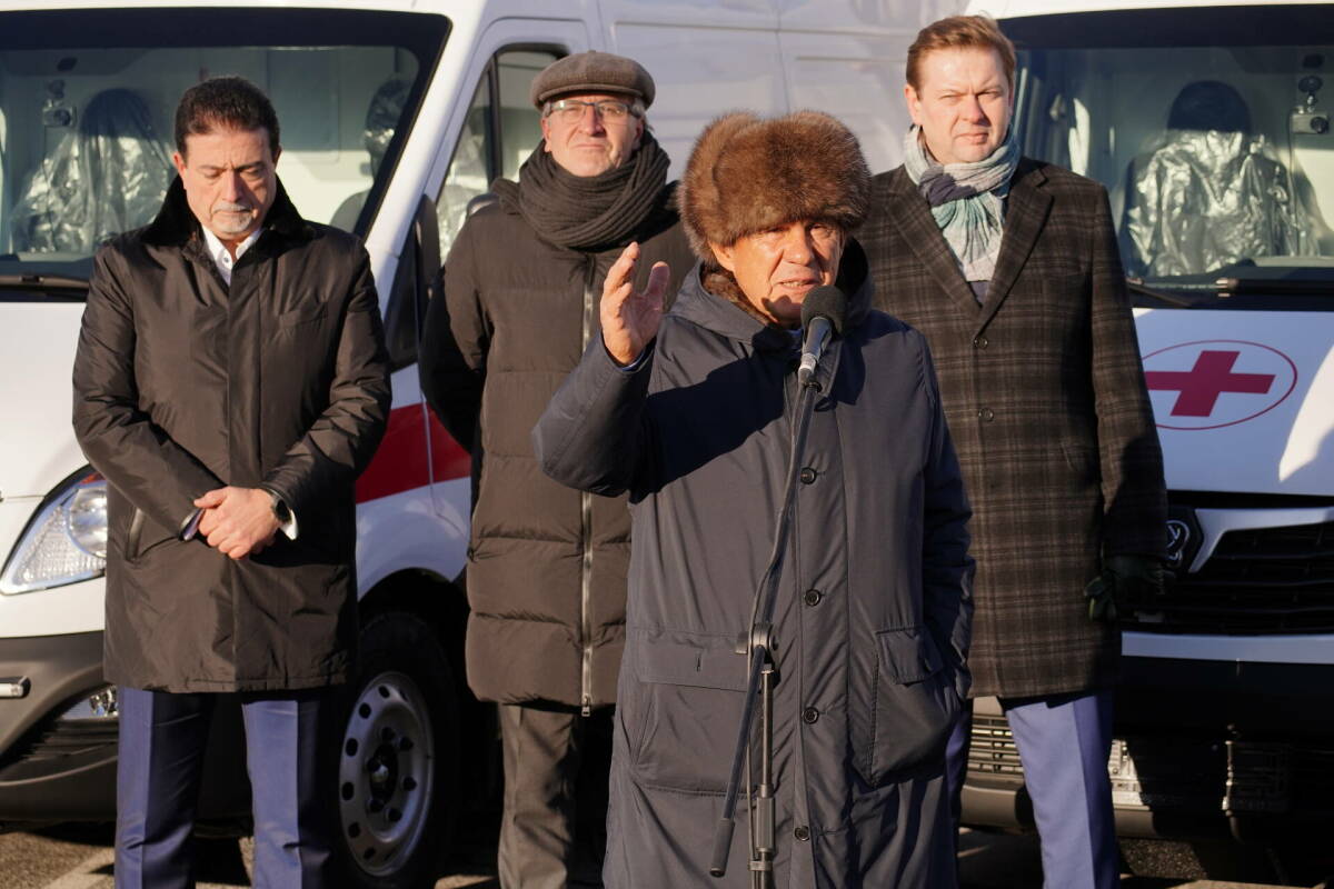 Раис Татарстана вручил 50 автомобилей скорой помощи районным больницам