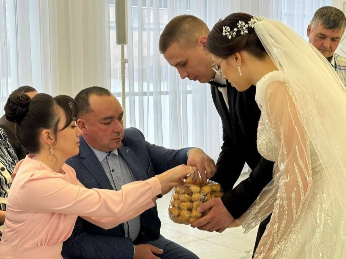 «Знайте, что мы рядом»: боец СВО приехал на свадьбу дочери в Азнакаево