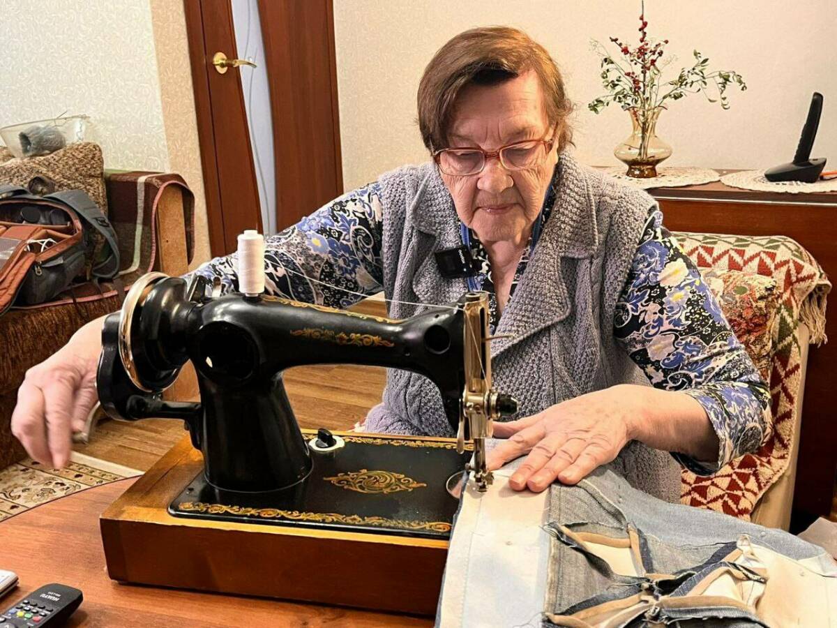 «Тепло им нужно»: 81-летняя нижнекамка вяжет носки и шьет подушки для военных