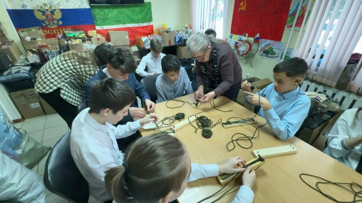 «Может спасти жизнь бойцу»: школьники Нижнекамска плетут браслеты выживания