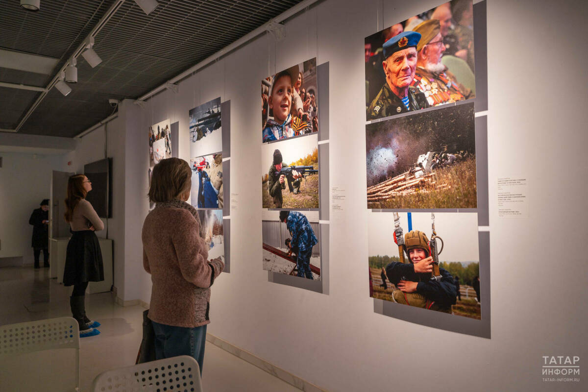 «Никакой постановки и фотошопа»: в ГСИ открылась выставка «Защитники» Михаила Захарова