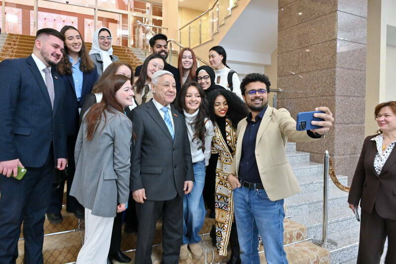 Мухаметшин провел встречу с лауреатами премии молодых лидеров БРИКС и ШОС