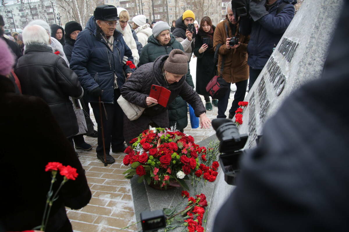 В Казани возложили цветы к памятнику жителям блокадного Ленинграда