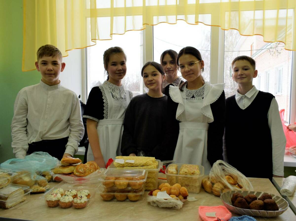 «Придаст бойцам силу и надежду»: бавлинские ученики продавали выпечку в поддержку СВО