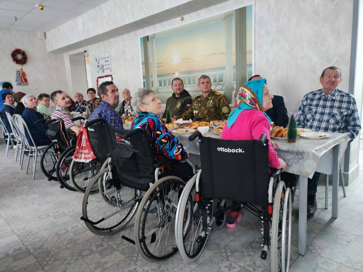 «Вместе мы сила»: пограничники и волонтеры СВО посетили Лениногорский дом-интернат