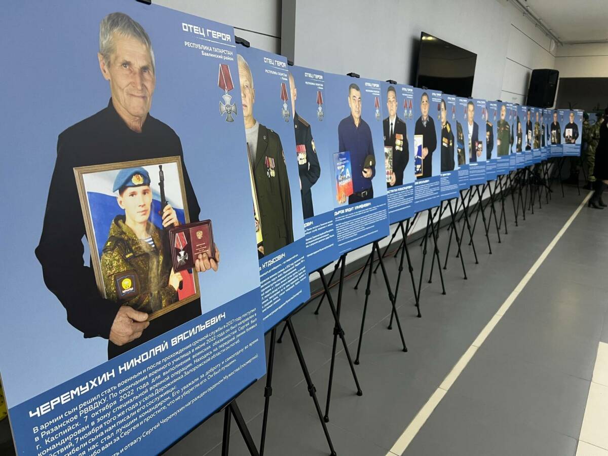 «Гордимся каждым!»: в Пестрецах открылась фотовыставка «Отец героя»