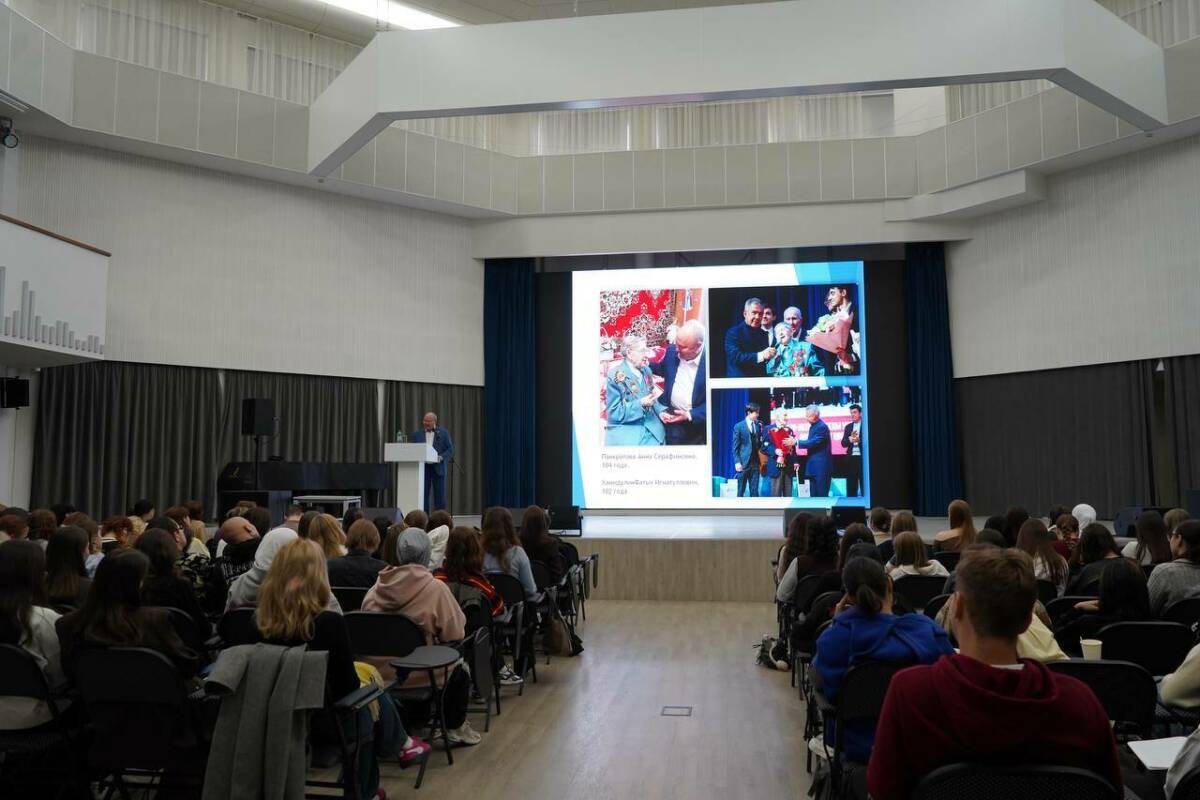 Равиль Ахметшин встретился с первокурсниками КФУ и наградил студентов медалями