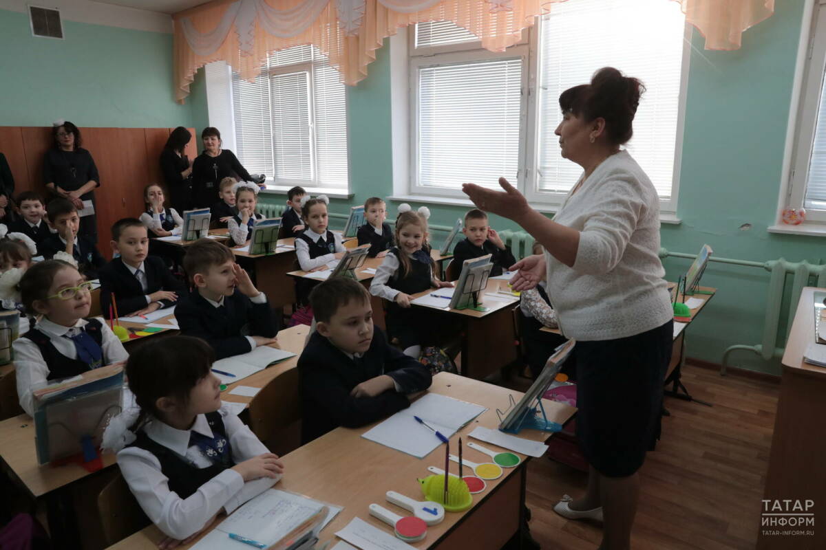 Песни о педагогах будут звучать в российских школах вместо звонков в честь Дня учителя