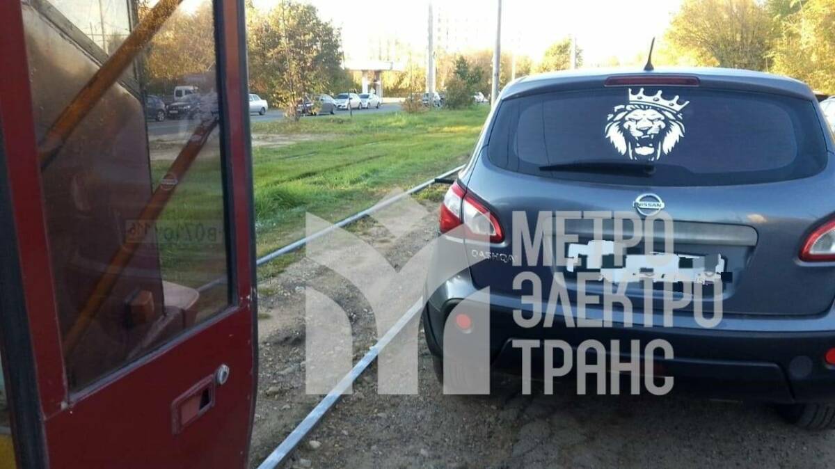 Движение трамваев двух маршрутов в Казани приостановили из-за брошенной легковушки