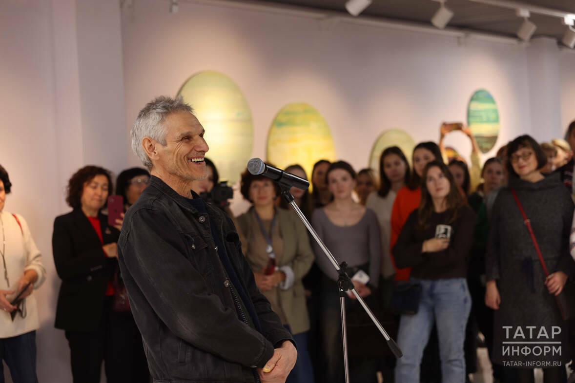 «Частица принадлежности себя к вечности»: ГСИ открыла круглую выставку Антона Леухина