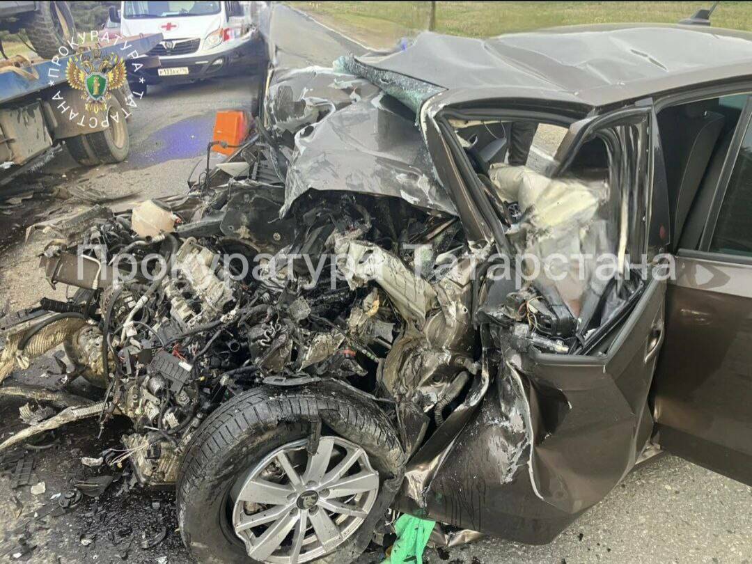 Легковушка столкнулась с грузовиком на трассе в РТ, погибли два ребенка