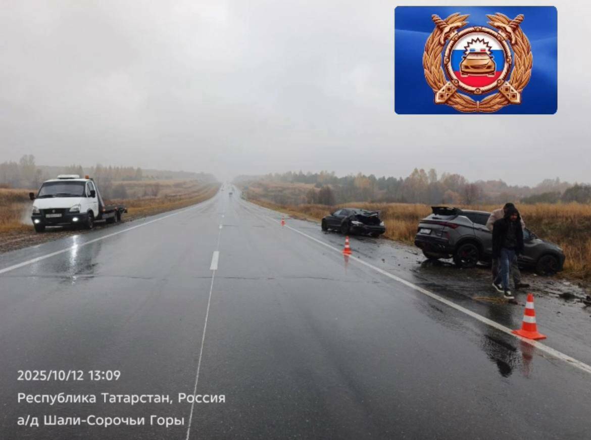 На трассе под Казанью водитель потерял управление и врезался в припаркованный Mercedes