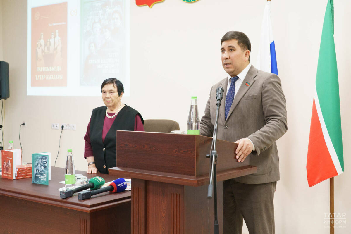 Данис Шакиров поблагодарил Тамину Биктимирову за вклад в изучение истории татар