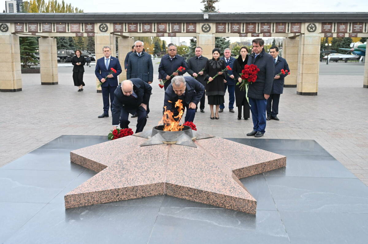 Парламентарии Узбекистана возложили цветы к Вечному огню в казанском парке Победы