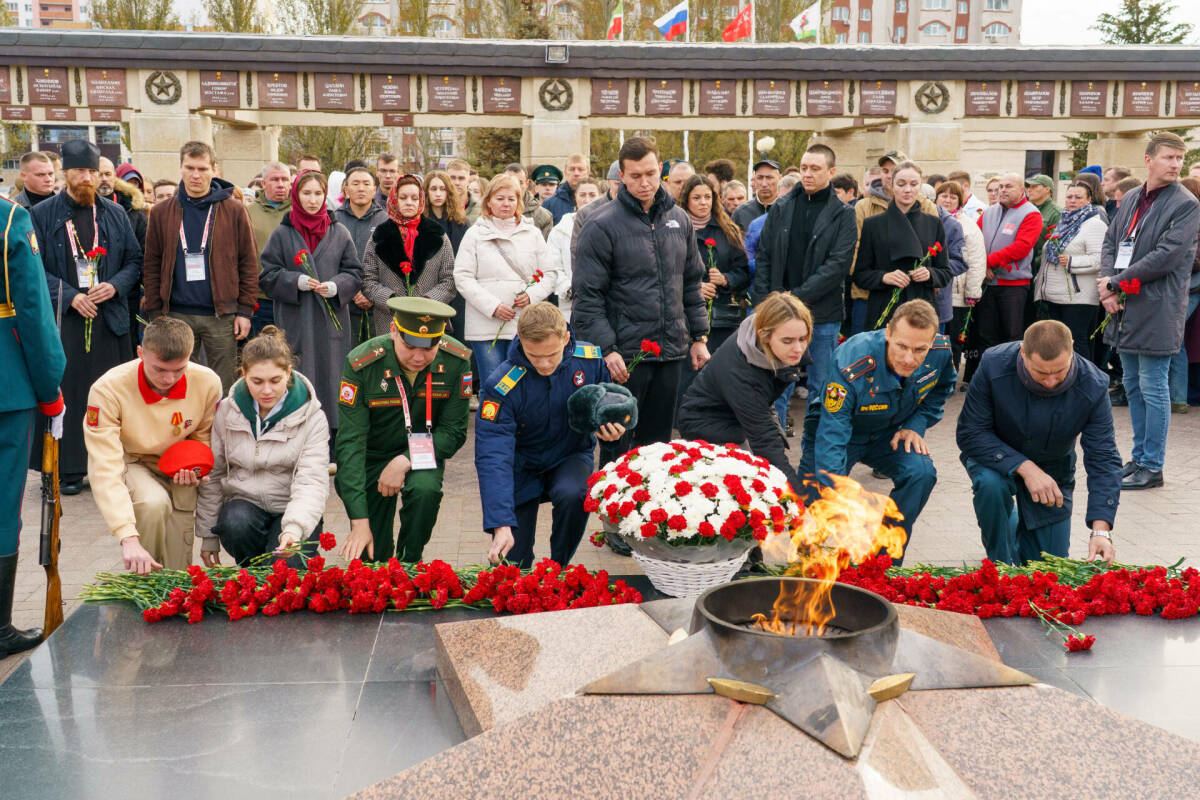 Финалисты конкурса «Быть, а не казаться» возложили цветы в Парке Победы в Казани