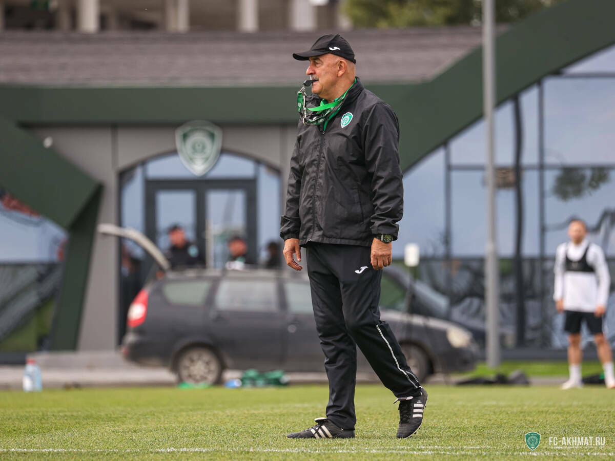 Черчесов высказался против совмещения работы главным тренером в клубе и сборной