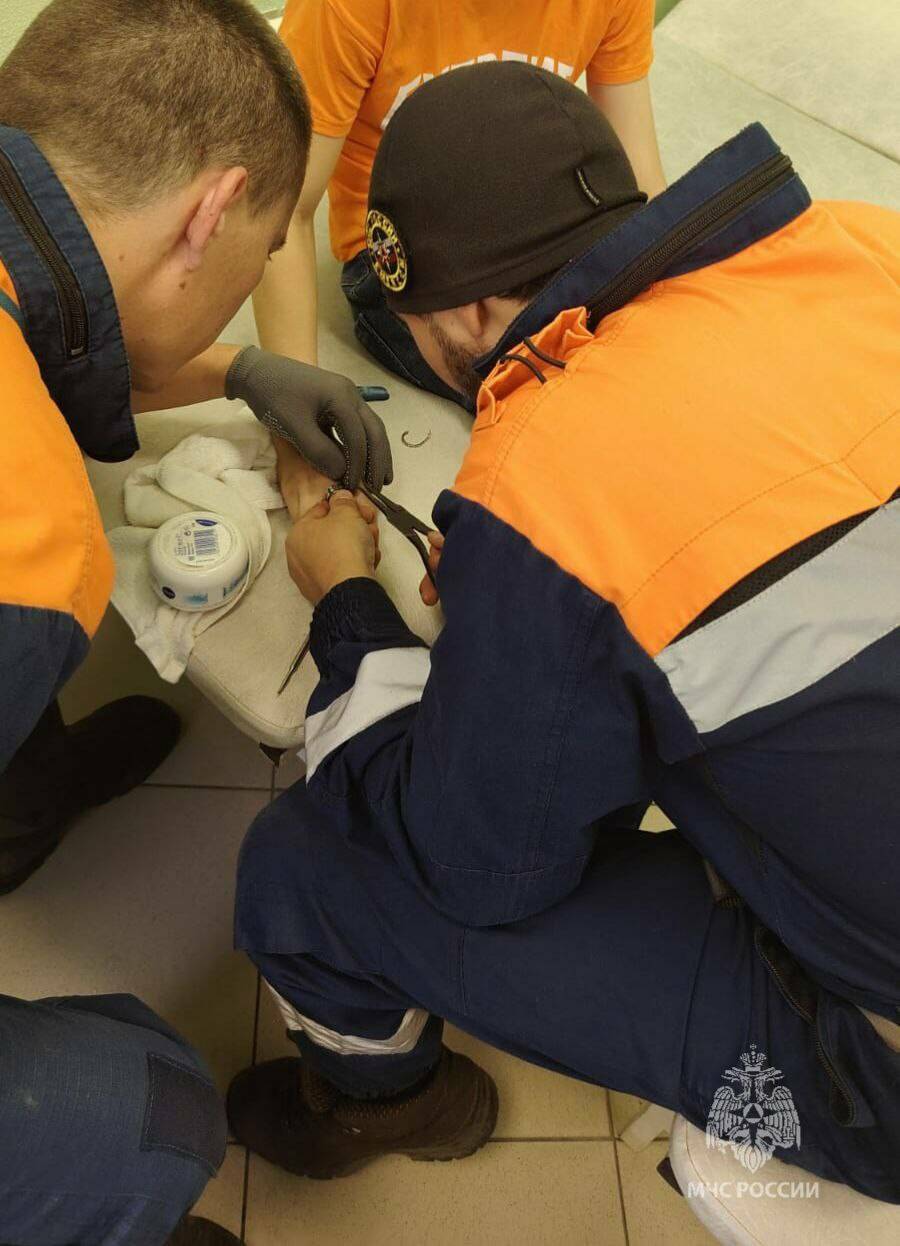 В Казани медики травмпункта вызвали спасателей, чтобы снять кольцо с пальца ребенка