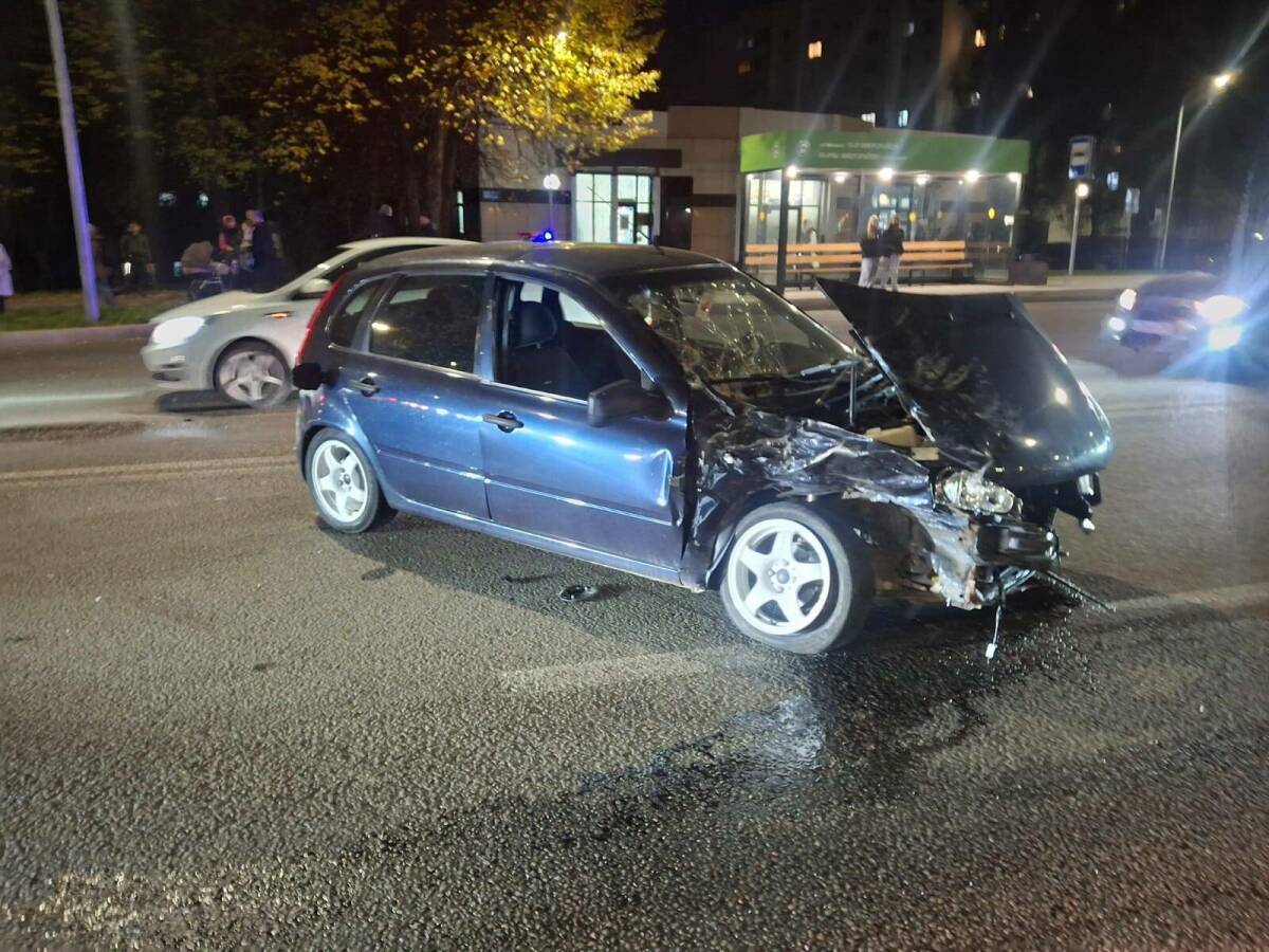 Видео: В Нижнекамске водитель «Калины» выехал на встречку и устроил ДТП