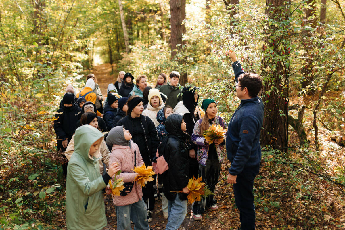 Для казанских школьников провели урок биологии на экотропе СИБУРа
