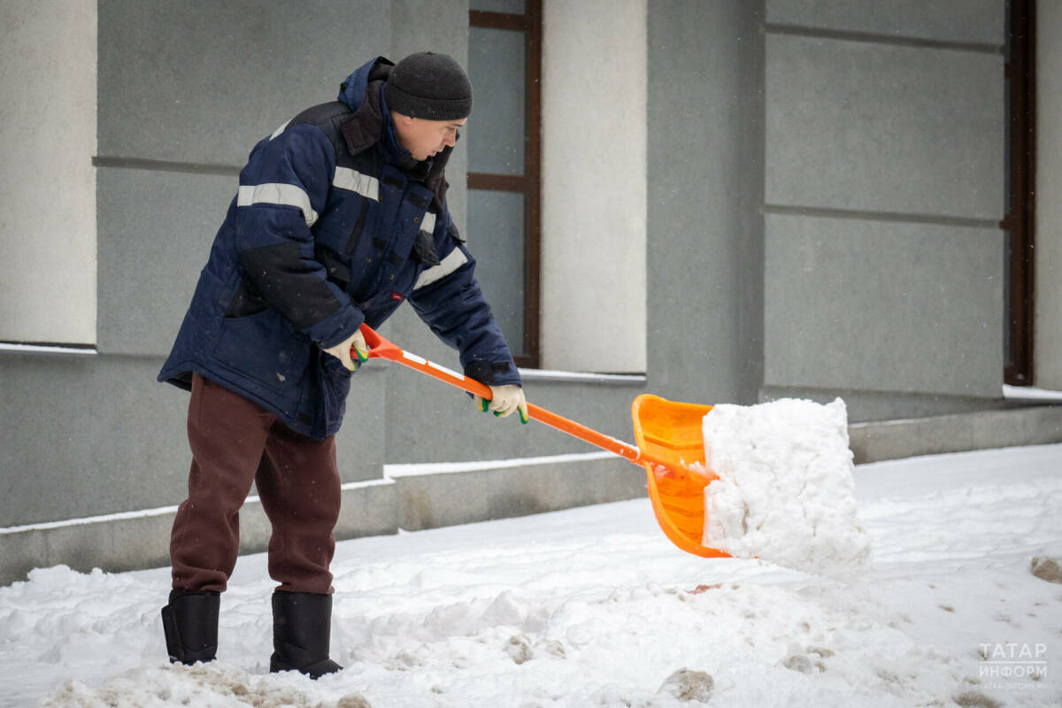 В Исполкоме Казани сообщили, что дефицит дворников составляет 800 человек