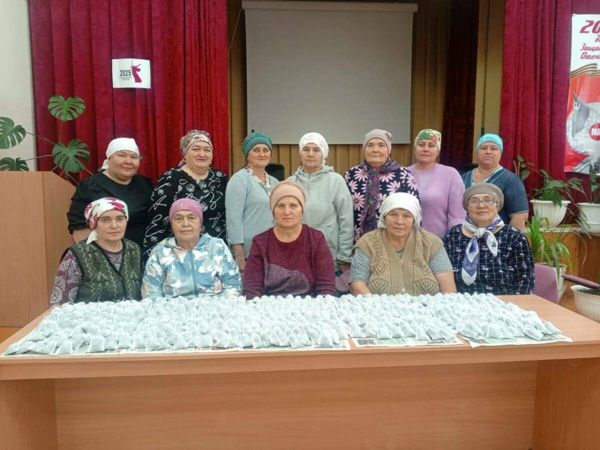 «Вместе мы сила»: жители Новошешминского района шьют и собирают подарки для бойцов