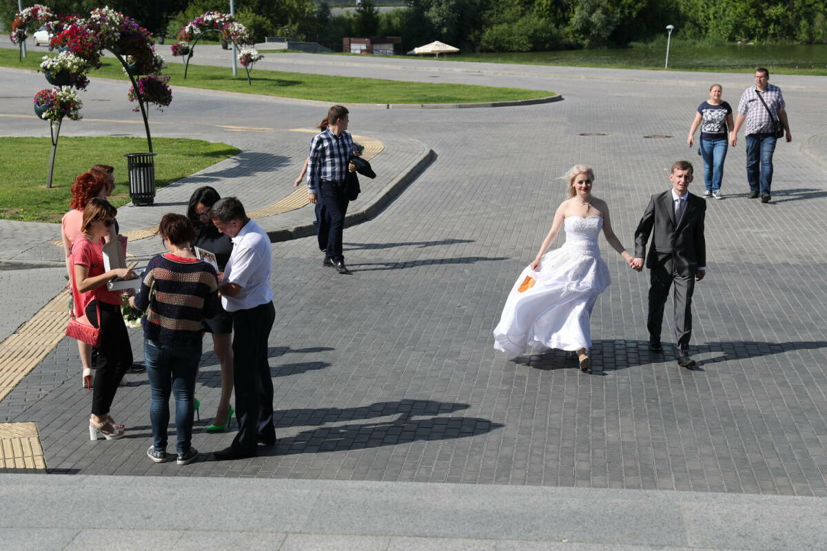 В России женихи в среднем старше невест на 2 года – демограф