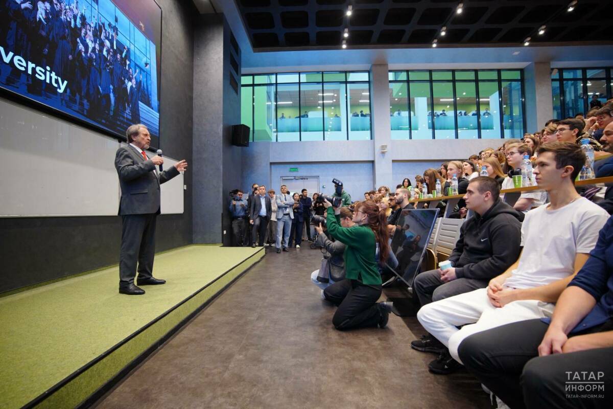 «Мы застряли в фильмах про космос»: Эррол Маск призвал решать насущные проблемы на Земле