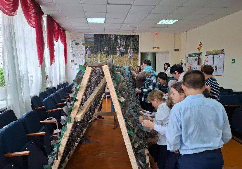 «Каждая сеть – символ веры и победы»: актанышские волонтеры и школьники помогают бойцам
