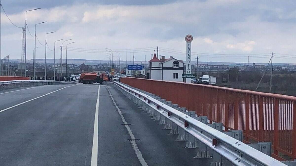 Песошин и Хабиров встретились на границе Татарстана и Башкирии для открытия моста на Ике