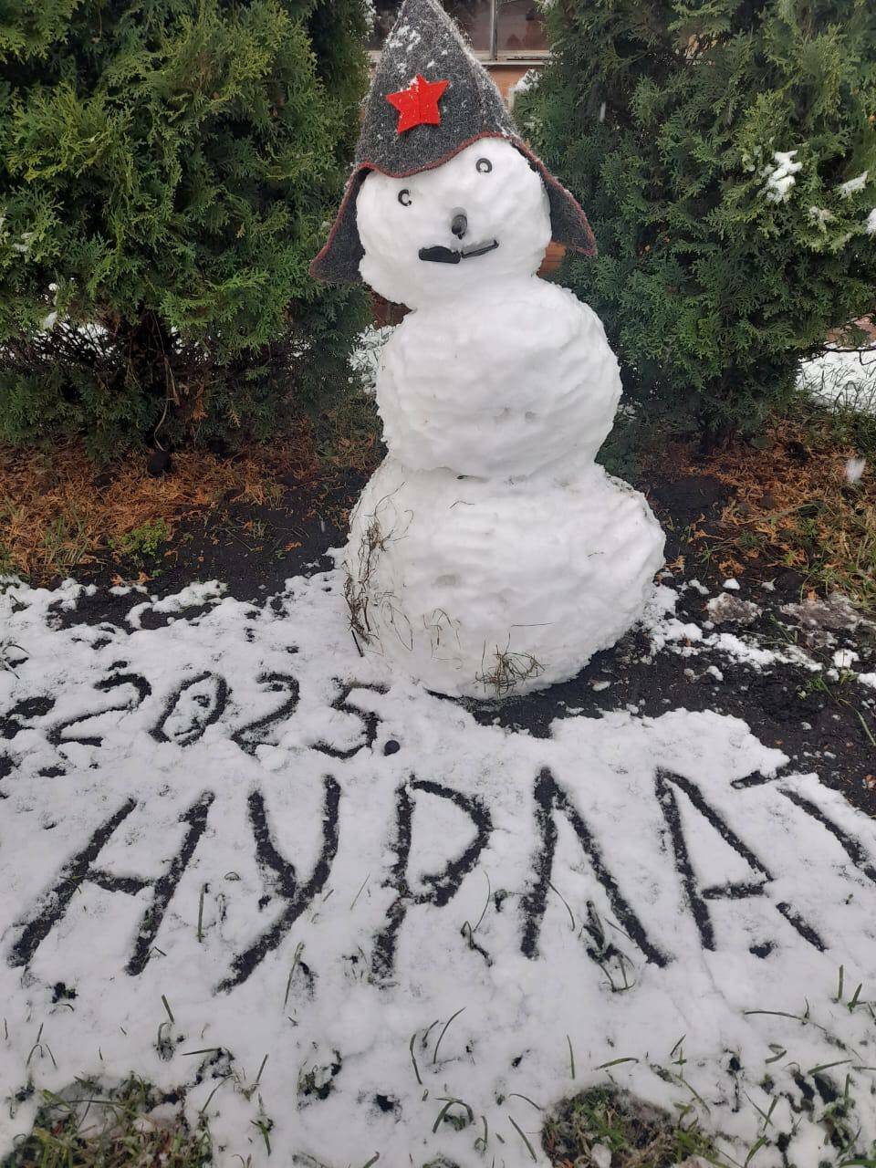 Жители Татарстана начали лепить снеговиков из первого снега этой осени