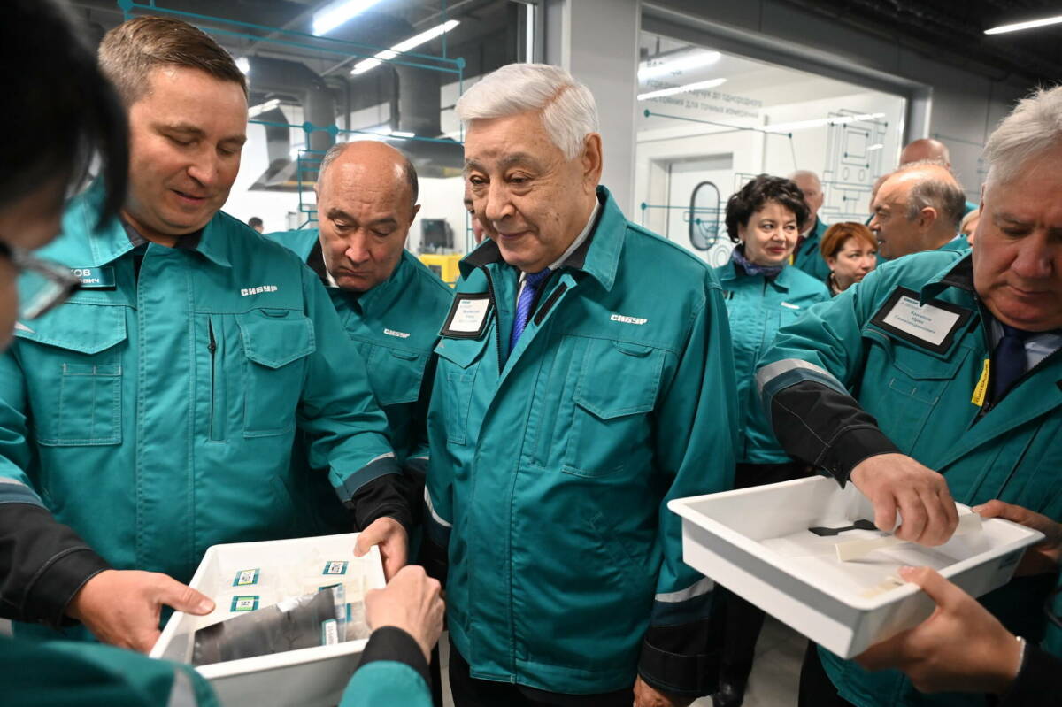 Мухаметшин осмотрел центральную заводскую лабораторию НКНХ