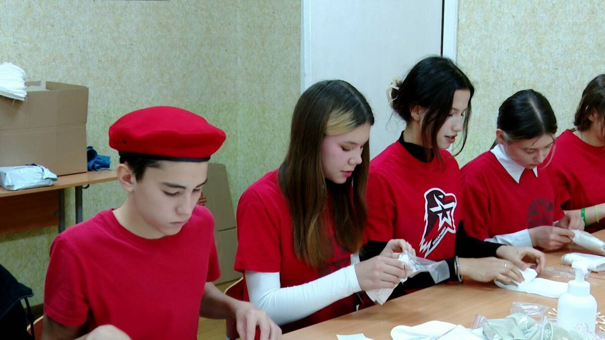 «Кто, если не мы»: альметьевские школьники собрали тысячу наборов сухого душа для СВО