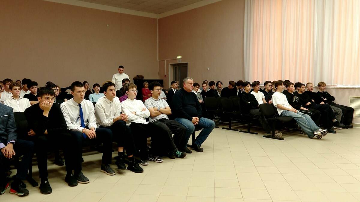 «Это будущее»: участник СВО и курсанты рассказали альметьевцам о военных профессиях