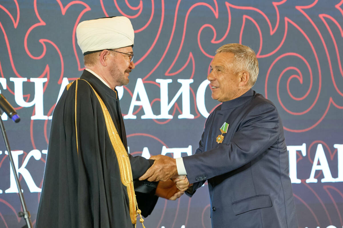 Равиль Гайнутдин вручил Рустаму Минниханову орден Почета «Аль-Фахр»