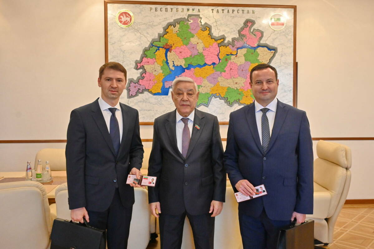 Эмиль Губайдуллин и Игорь Бикеев получили удостоверения депутатов Госсовета РТ