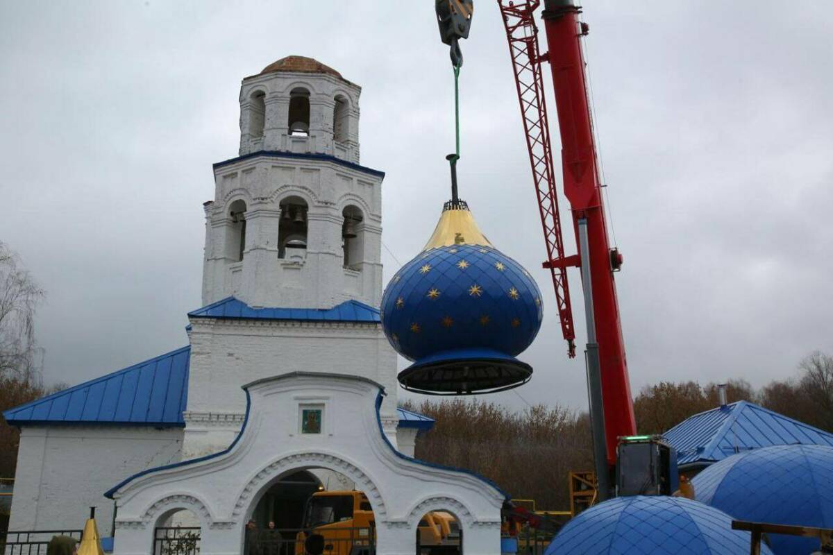 В Высокогорском районе на храм, которому 290 лет, установили новые купола