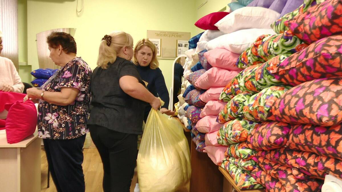 «Нашим ребятам, нашим сыновьям»: в Нижнекамске в центре «Милосердие» шьют подушки для СВО