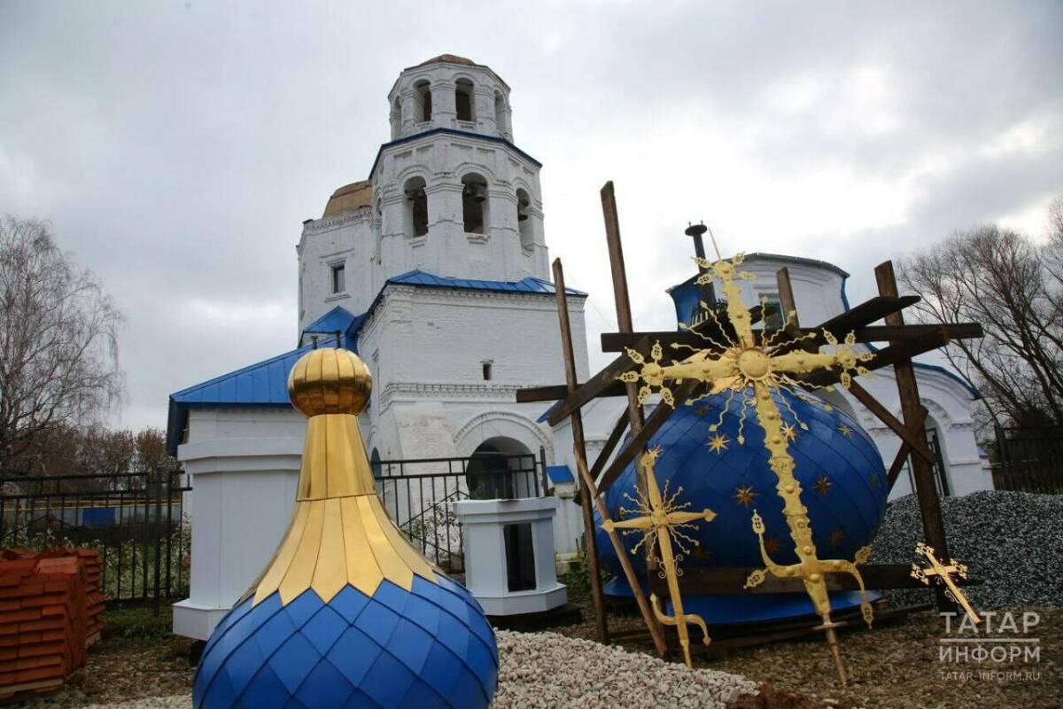 В Высокогорском районе на храм, которому 290 лет, установили новые купола