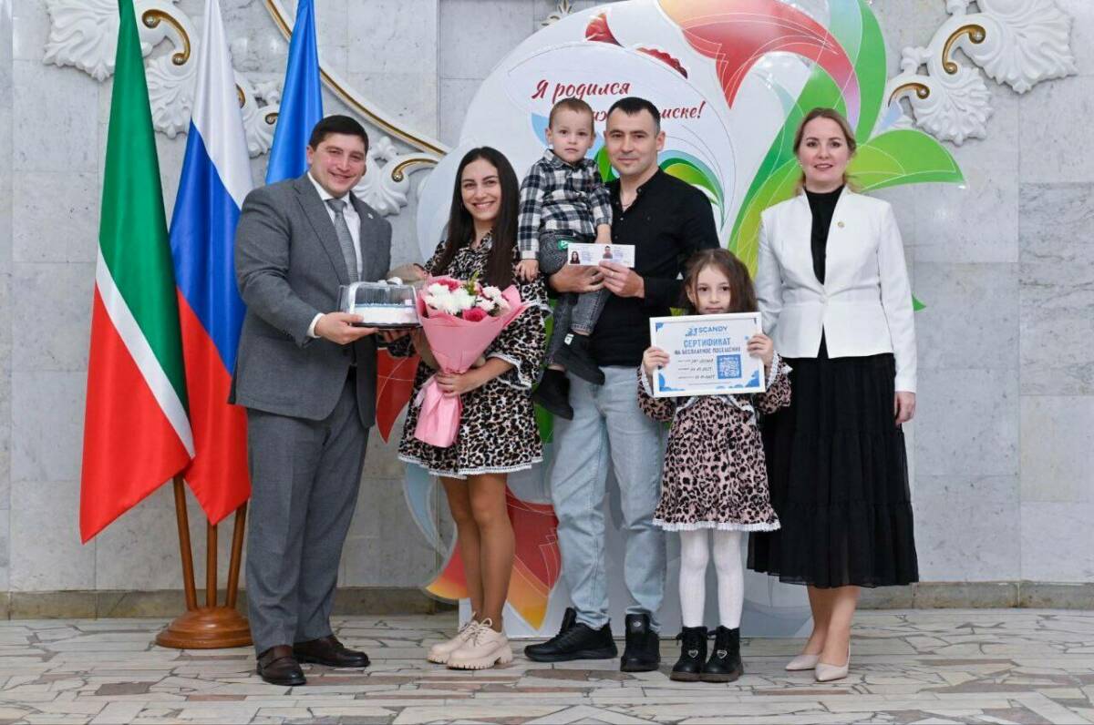 Пять семей из Нижнекамска получили удостоверения многодетных и «сундучки малыша»