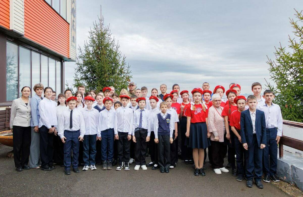 «Батырлар» Максим Лядов принял верхнеуслонских школьников в ряды «Юнармии»